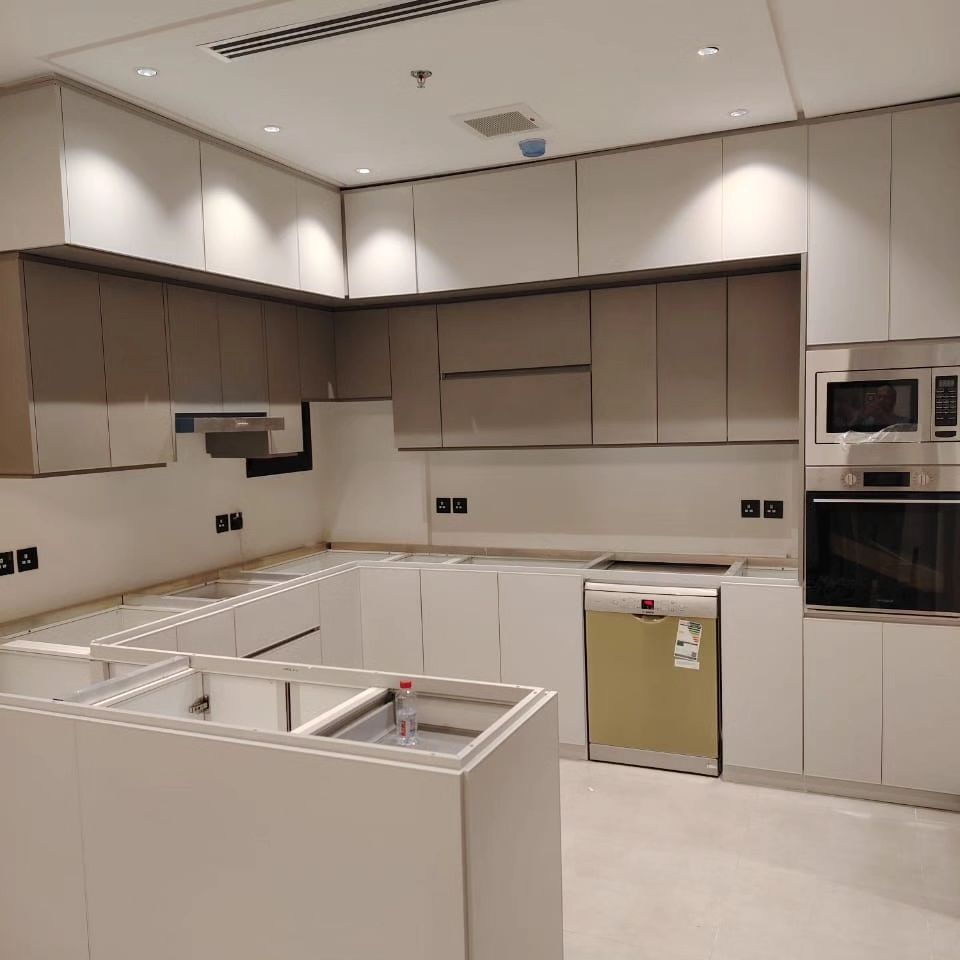 أفضل أفكار تصميم المطابخ الصغيرة واستغلال المساحات الضيقة بطريقة ذكية وعصرية